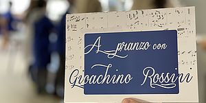 Lavagnetta con scritto "A pranzo con Giocacchino Rossini"