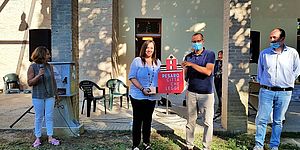 Ricci ed altri davanti la biblioteca