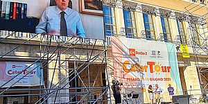 Palco ci CaterTour con nello schermo in collegamento il ministro Giovannini
