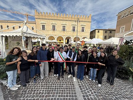 Inaugurata la 72^ Mostra mercato dei fiori e delle piante ornamentali di Pesaro Inaugurata la 72^ Mostra mercato dei fiori e delle piante ornamentali di Pesaro