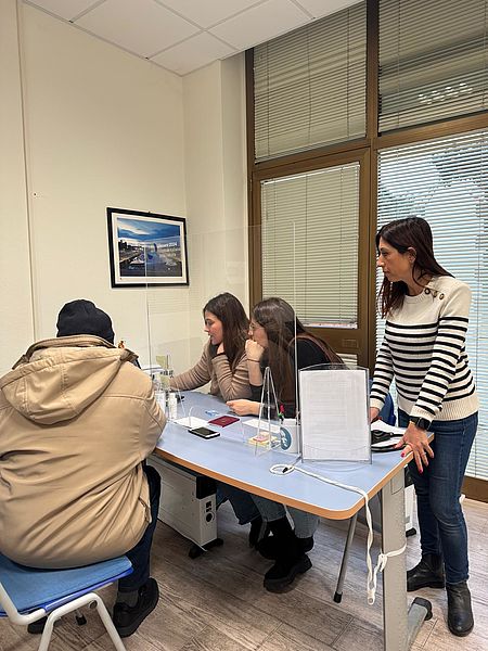 Della Dora e ragazze del servizio digitale