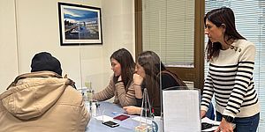 Della Dora e ragazze del servizio digitale