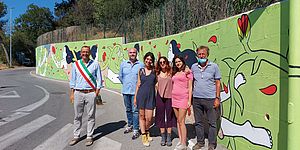 Sindaco ed altri davanti al murales