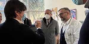 Biancani al pronto soccorso con medici 