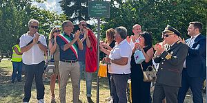 Ricci e componenti dell'associazione Villa C'è che scopron o una targa