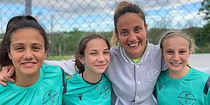 Mainieri con giovani atlete