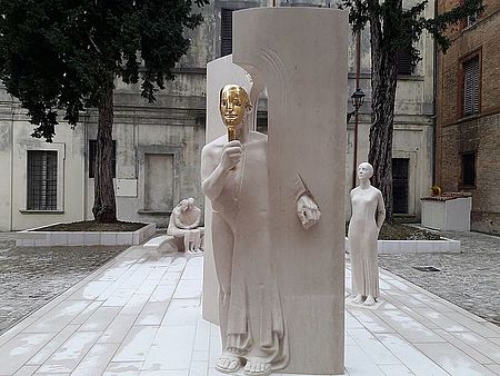 Piazzetta Mosca_‘Scultura della Memoria’ Giuliano Vangi 