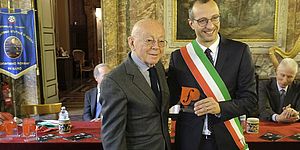 Sovrintendente Rof con Sindaco in mano riconoscimento Unesco