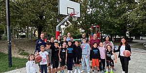 Della Dora con ragazzi sotto il canestro