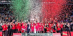 Pubblico con dietro foglietti che formano tricolore 