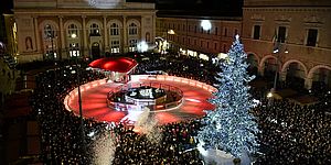 Ricci accende la piazza di Natale: «Batte forte il cuore di Pesaro»