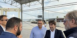 Carloni Biancani Cioppi ed altri al porto