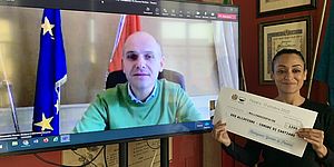 Piccini collegato in video. Murgia con in mano l'assegno