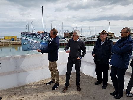 persone che fanno vedere immagine porto