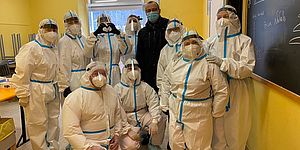 Ricci con infermieri che fanno tampone