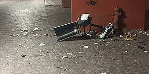 Bidone sfasciato dai vandali