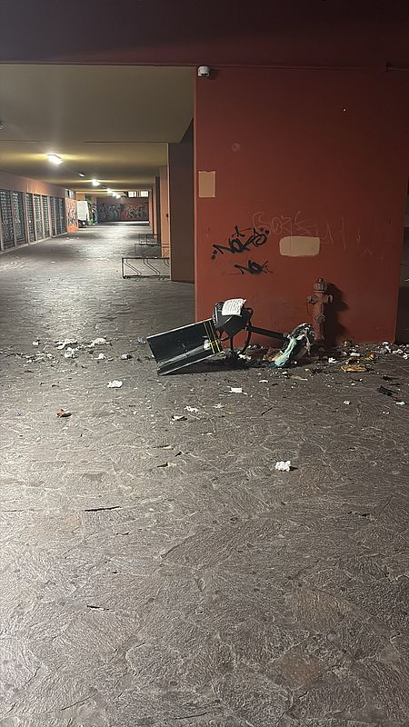 Bidoni fatti esplodere e rifiuti sparsi per tutto il parco. Ancora atti vandalici al Campus Bidone sfasciato dai vandali