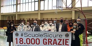 Ricci Ceccarelli Della Dora e personale che ha effettuato i tamponi nelle scuole