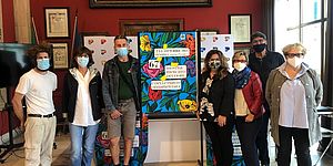 Frenquellucci Marchionni ed altri attorno al manifesto della Festa dei fiori