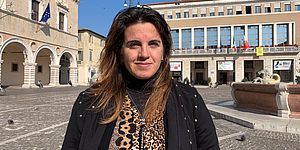 Francesca Frenquellucci con dietro il palazzo comunale