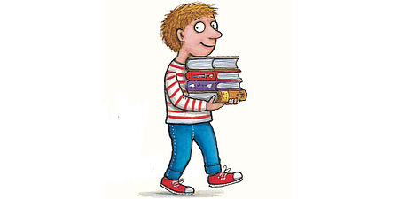 Particolare copertina di un libro raffigurante un bambino con quattro libri che cammina
