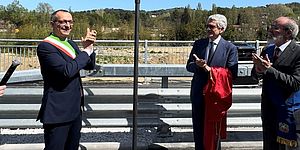 Ricci D'Alema Paolini con la targa dedicata a Berlinguer