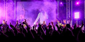 Orchestra che suona sul palco con luci colorate