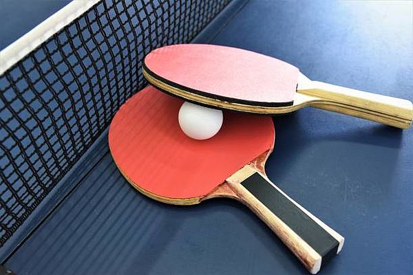 immagine racchette e pallina da tennis da tavolo