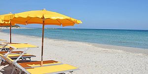 spaiggia con ombrellone