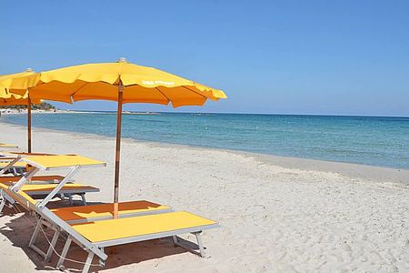 spiaggia con ombrelloni