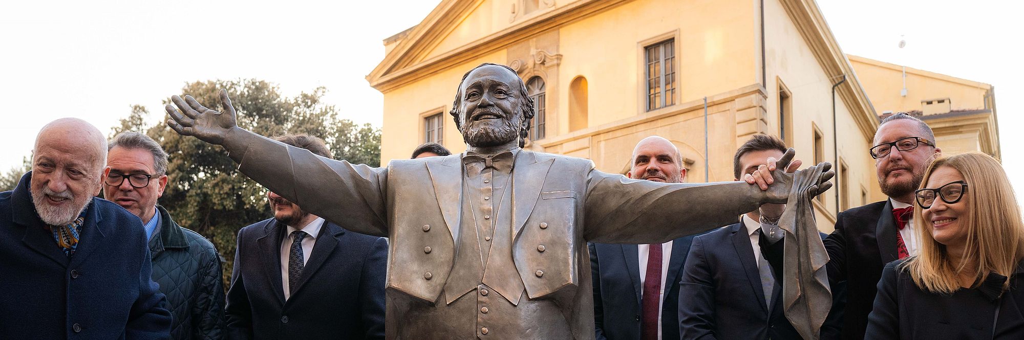 Statua di Pavarotti con Nicoletta Mantovani e altri