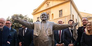 Statua di Pavarotti con Nicoletta Mantovani e altri