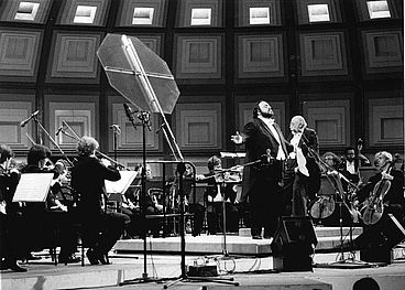 Luciano Pavarotti durante il concerto che tenne il 15 agosto 1986 in piazza del Popolo, a Pesaro, per il Rossini Opera Festival con direttore Emerson Buckley. Orchestra: Per Musica e Orchestra Internazionale d'Italia. Credits ROF - Tornasole comunicazione