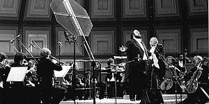 Luciano Pavarotti durante il concerto che tenne il 15 agosto 1986 in piazza del Popolo, a Pesaro, per il Rossini Opera Festival con direttore Emerson Buckley. Orchestra: Per Musica e Orchestra Internazionale d'Italia. Credits ROF - Tornasole comunicazione