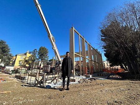 Pozzi con dietro parti della palestra