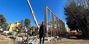 Pozzi con dietro parti della palestra