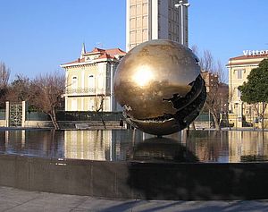 Sfera Grande di Arnaldo Pomodoro