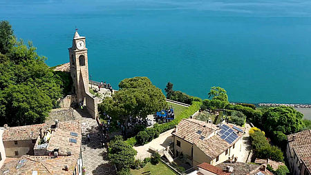 Immagine dall'alto del borgo di Fiorenzuola di Focara con vista sul mare