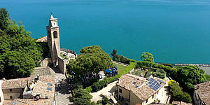 Immagine dall'alto del borgo di Fiorenzuola di Focara con vista sul mare