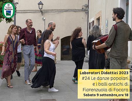 persone che ballano in una piazza