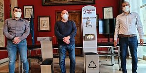 persone con dispenser