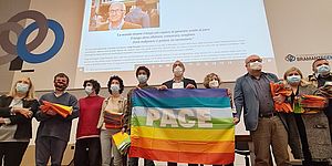 Gruppo di persone con bandiera della pace