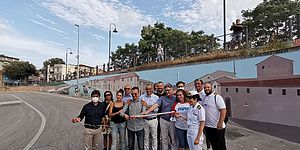 Ricci Biancani Vitri ed altri davanti al murales del porto