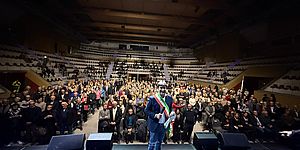 Biancani sul palco e dietro coppie dei cinquantesimi