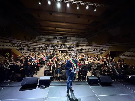 Biancani sul palco e dietro coppie dei cinquantesimi
