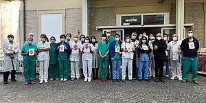 Personale sanitario davanti al pronto soccorso