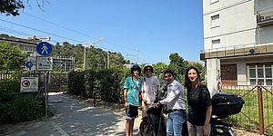 Stop alla sosta selvaggia in viale Trieste (lato Fano). Biancani e Mengucci: «Dal 14 giugno l'area del Santa Marta sarà aperta ai motorini, che potranno raggiungerla attraverso il "vecchio" sottopasso. Risposta concreta al problema»