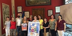 Giuliana Ceccarelli consegna il ricavato del Mercatino delle Meraviglie a Giovanni di Bari,  responsabile associazione onlus