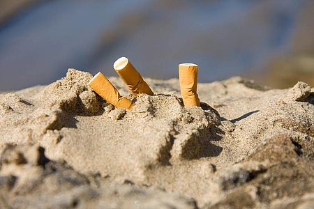 Mozziconi di sigarette in spiaggia