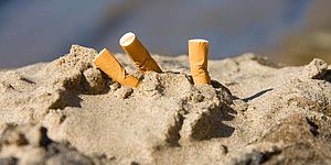 Mozziconi di sigarette in spiaggia